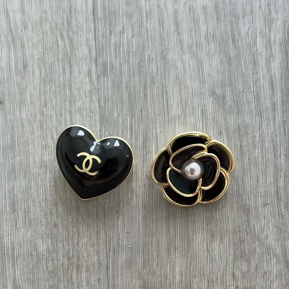 Chanel 2023 Christmas Limited 1 Camellia  and 1 heart charm in Black